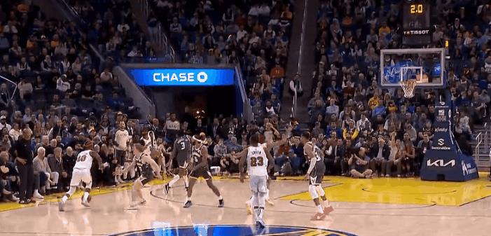 今日NBA裁判离谱吹罚，AJ-格林连巴特勒额的毛都没有碰住，勇士队主场裁判就在眼
