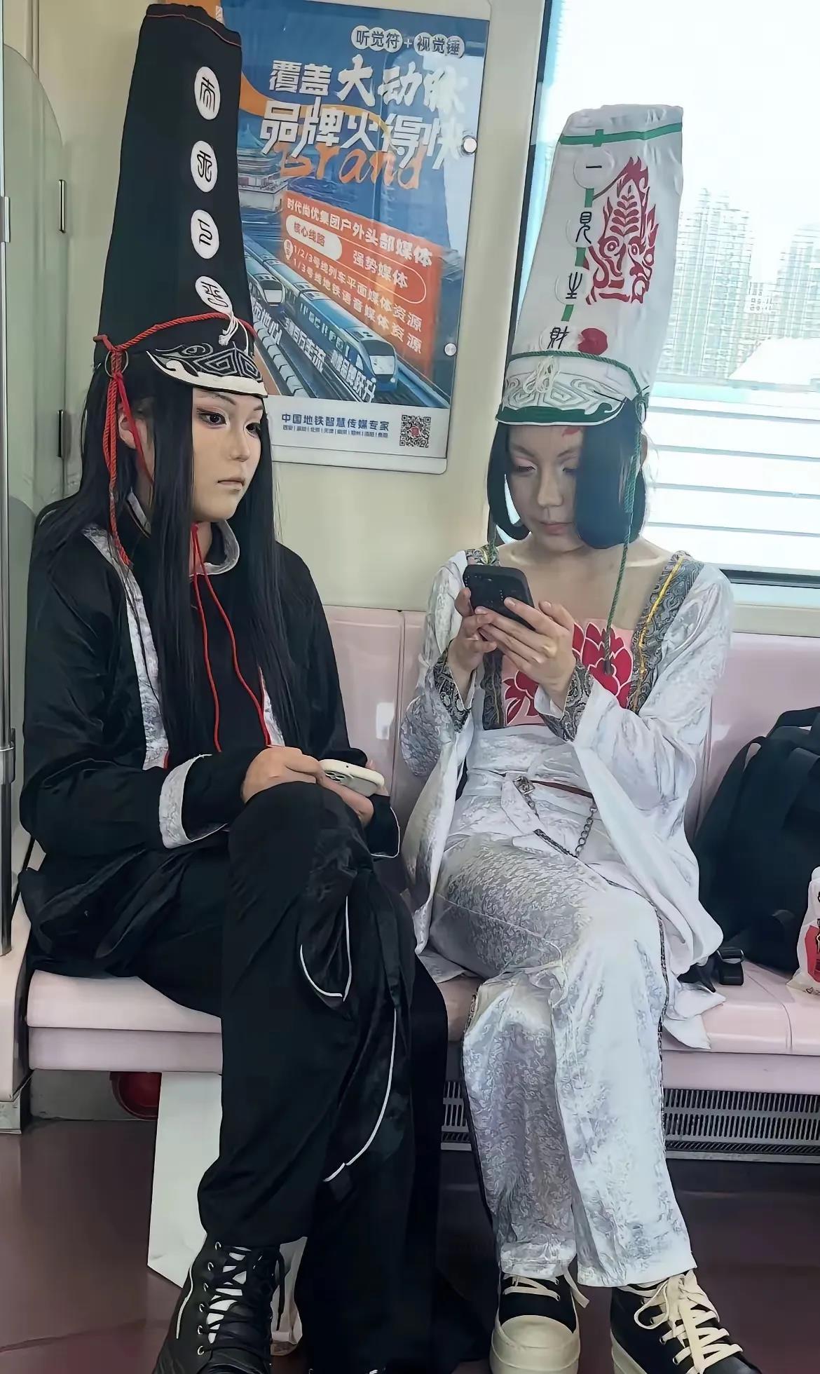 我滴个乖乖！这是哪里放出来的？
怎么会出现在地铁上！！瘆得慌！