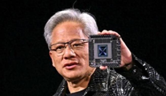 比“芯片断供”还可怕！美国芯片专家大多是华人，这究竟是为啥？
 
比如英伟达黄仁