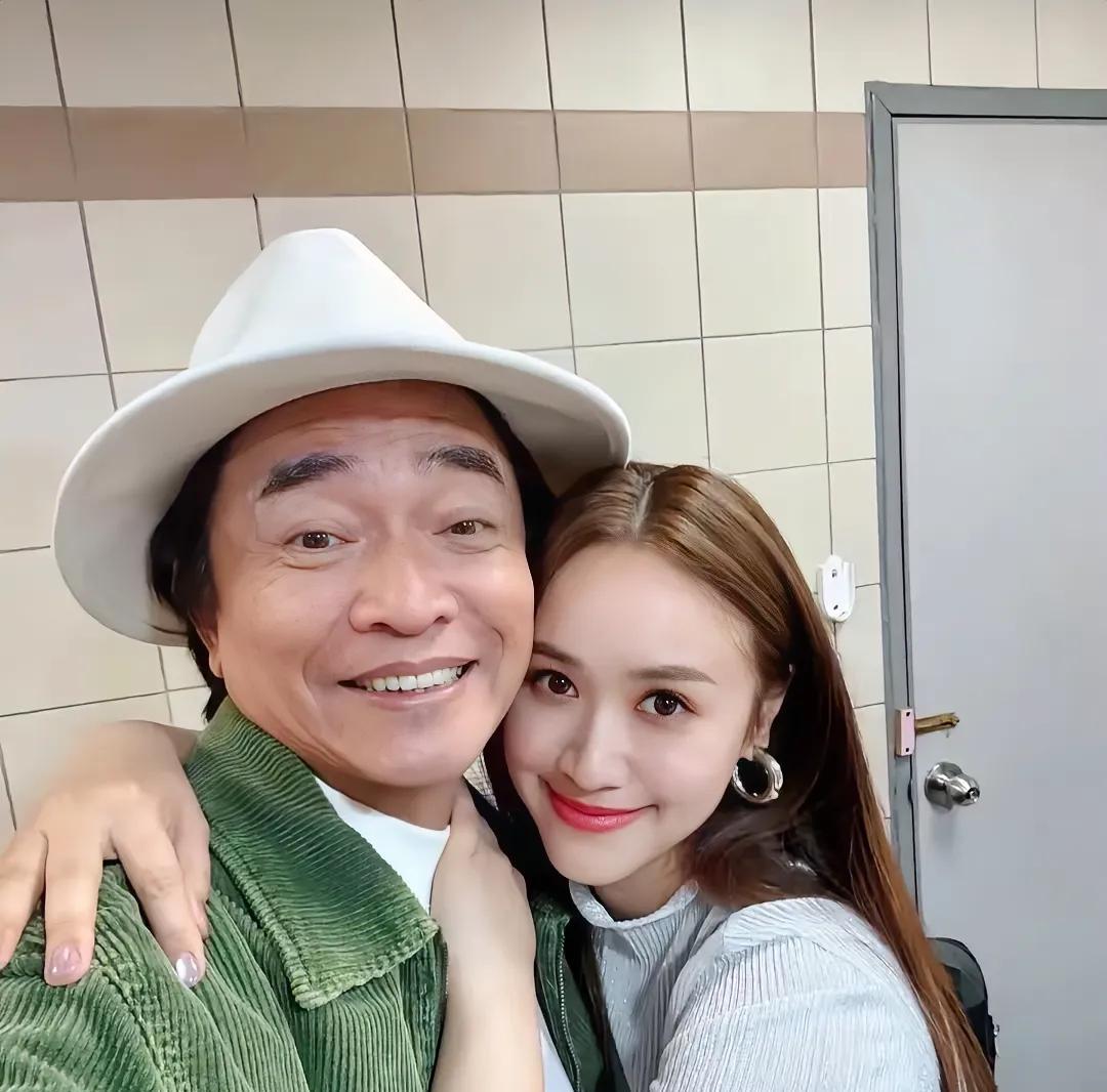 家人们谁懂啊！小S这下估计得在厕所哭晕，妥妥要食言咯！
大S出事时，小S悲痛万分