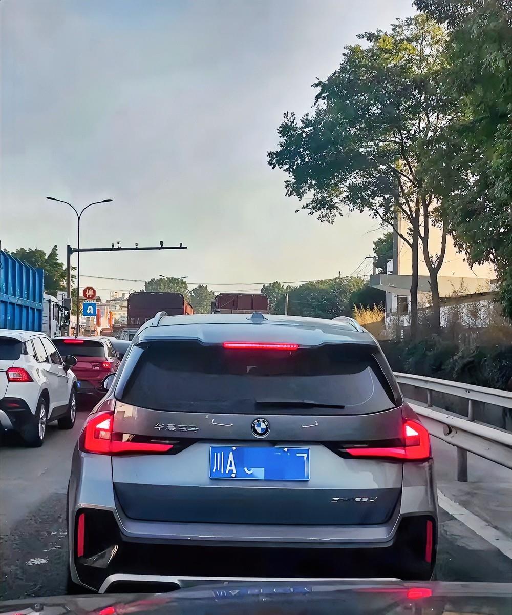 这是宝马哪款车？
x5不像x5，x3不像x3，四不像。