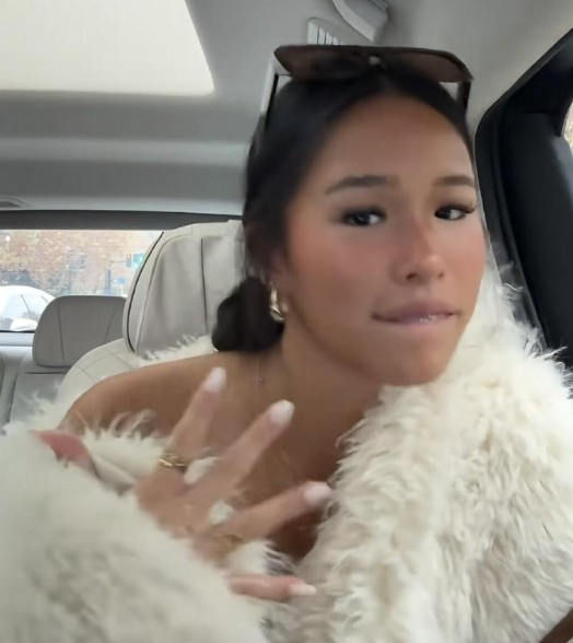 张庭女儿晒照，皮肤黝黑像混血儿，身材比例好，穿着大胆 ​​​