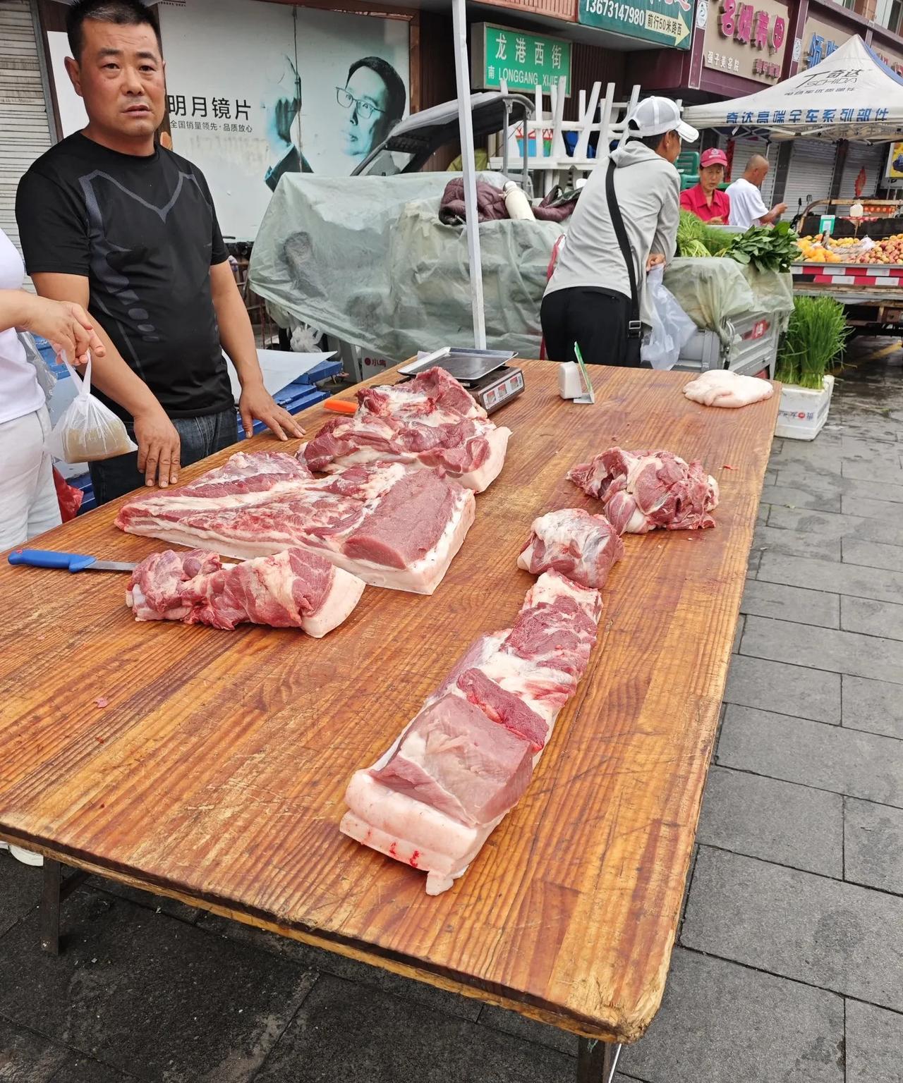 逛滦平县城早市，卖猪肉的有六七家，都是农村养的猪，11元一斤，比到北京去卖农村猪