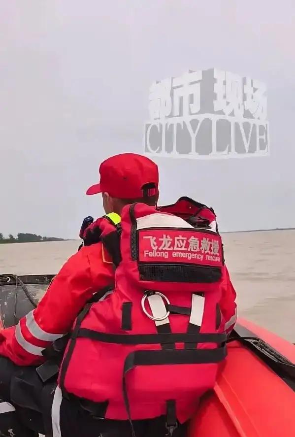 “你不来见我，我就立马跳河。”



5月24日，22岁的重庆小伙小吴的生命，在