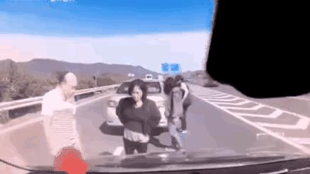 这就是血的教训，高速路上万一发生追尾，千万不要停留，第一人员全部撤离到护栏外，笫