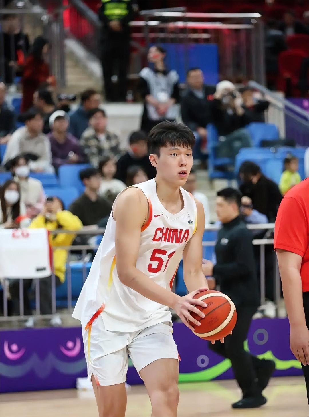 杨瀚森能否像约基奇那般逆袭？
1. 杨瀚森，身高2.18米，体重119公斤。
C
