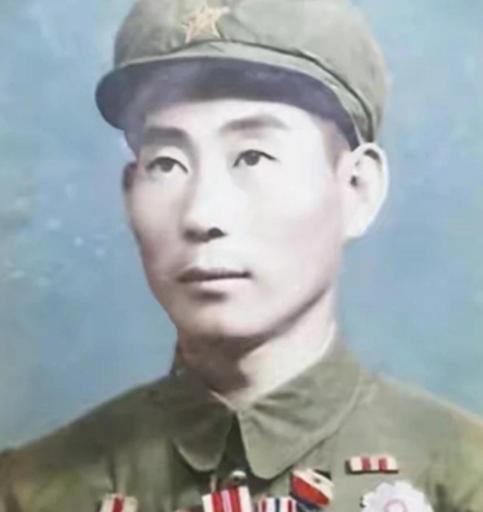 1948年夜行军时，一士兵腹痛难忍，只好离队到路边隐蔽沟壑处方便，不想当时他发现