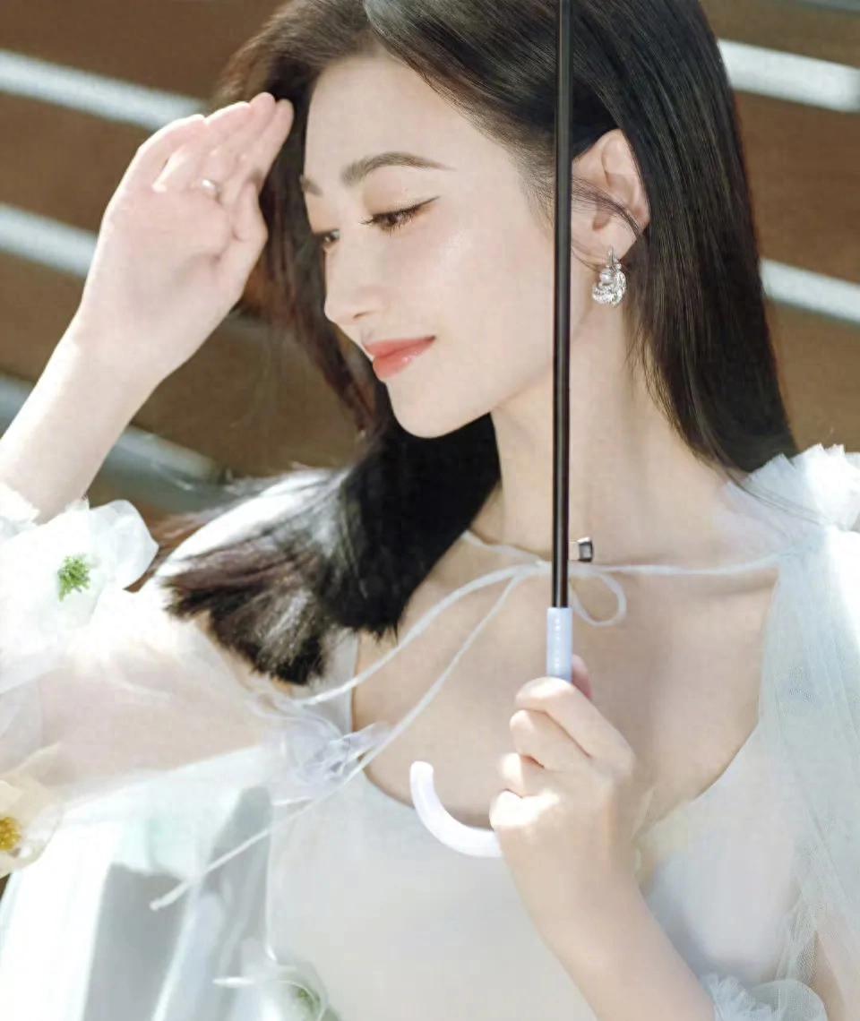 景甜温婉甜美写真：千金归来、公主风采
