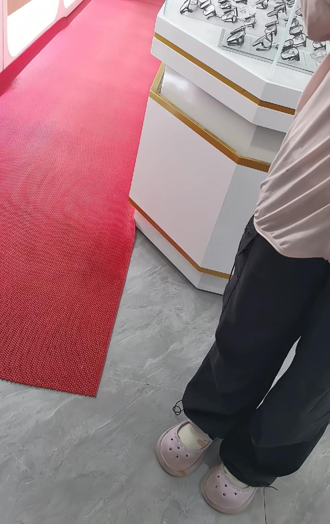 “太暖心了！”湖北黄冈，一眼镜店正在营业，一女孩独自走进店里想配一副眼镜，店主见