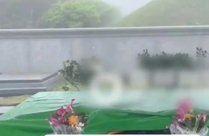 爆！具俊晔被“正式确诊”深情！墓前陪亡妻大S画面曝光
 具俊晔被拍到独自坐在亡妻