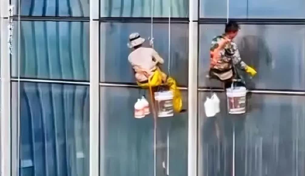 女人裸睡没拉窗帘，被两名男性外墙清洗工人看光！

最近，4月18日四川成都一