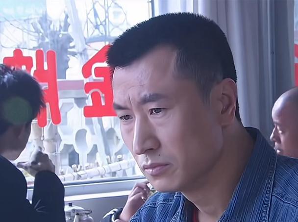 大家喜欢这个演员吗？他叫张笑君。
我觉得他长得挺好，演技也不错。不知道为什么就是