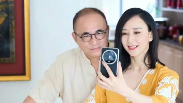 同样嫁豪门，王艳复出显老态，胡静综艺秀恩爱，婚姻决定女人状态