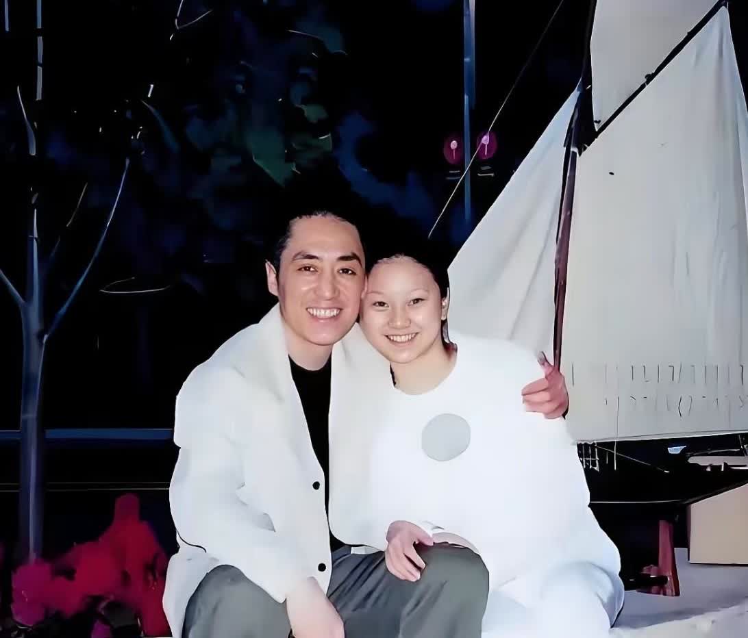 这是49岁的张艺谋和18岁陈婷的甜蜜合影，实话实说年龄差的有点太多了。