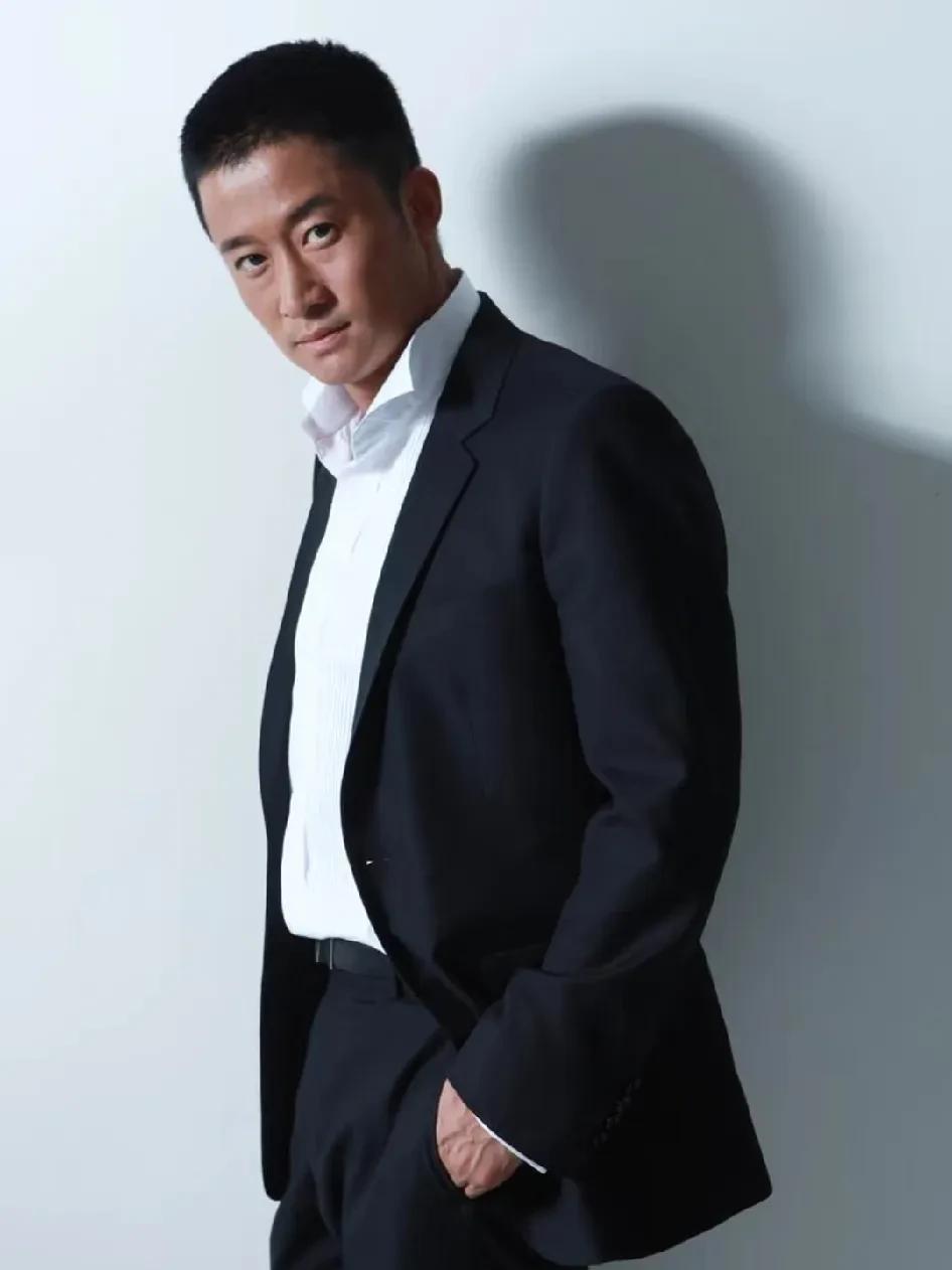 吴京咋成了全网都在玩的梗？
以前看吴京，满脑子都是《战狼》里超刚的硬汉。结果现在