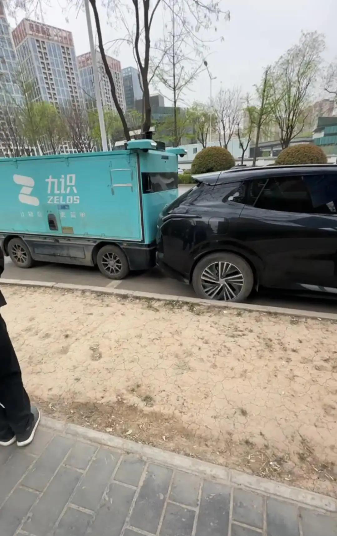 朋友问我，如果无人快递车跟机动车发生事故，这该咋办？我说这个找快递公司，要么把无