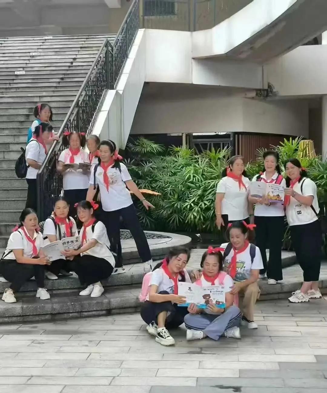 这是干嘛呢？不少网友表示没眼看啊！