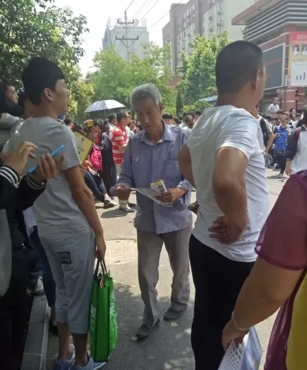 70岁的大爷骑电动车步行100多里路，陪双胞胎孙子参加高考，当别人问起孩子的父亲