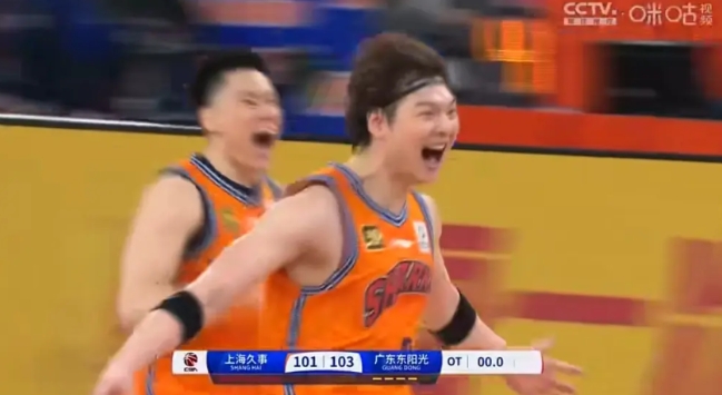 上海男篮加时赛最后1.6秒由哈维投进三分球，1分险胜广东男篮！把八强赛扳成1:1