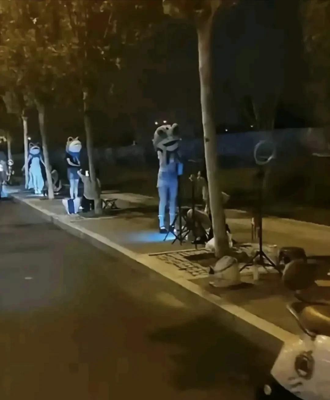 街边直播为什么都戴个青蛙头套？[看]