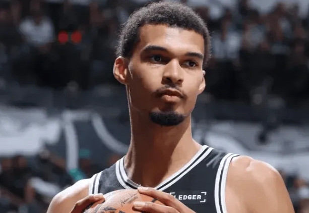 NBA常规赛，马刺105-106不敌灰熊。赛后，维克托-文班亚马接受了采访，他承