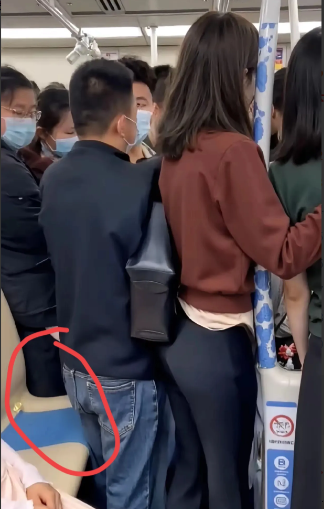这些人啊，为何有位都不坐？
