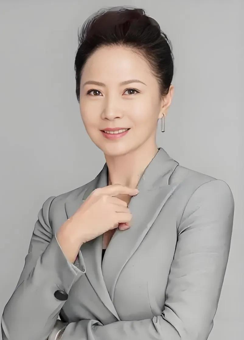 岁月不饶人，当年那么漂亮的一位美女，也变成老中年大妈了，不过依然优雅迷人，是气质