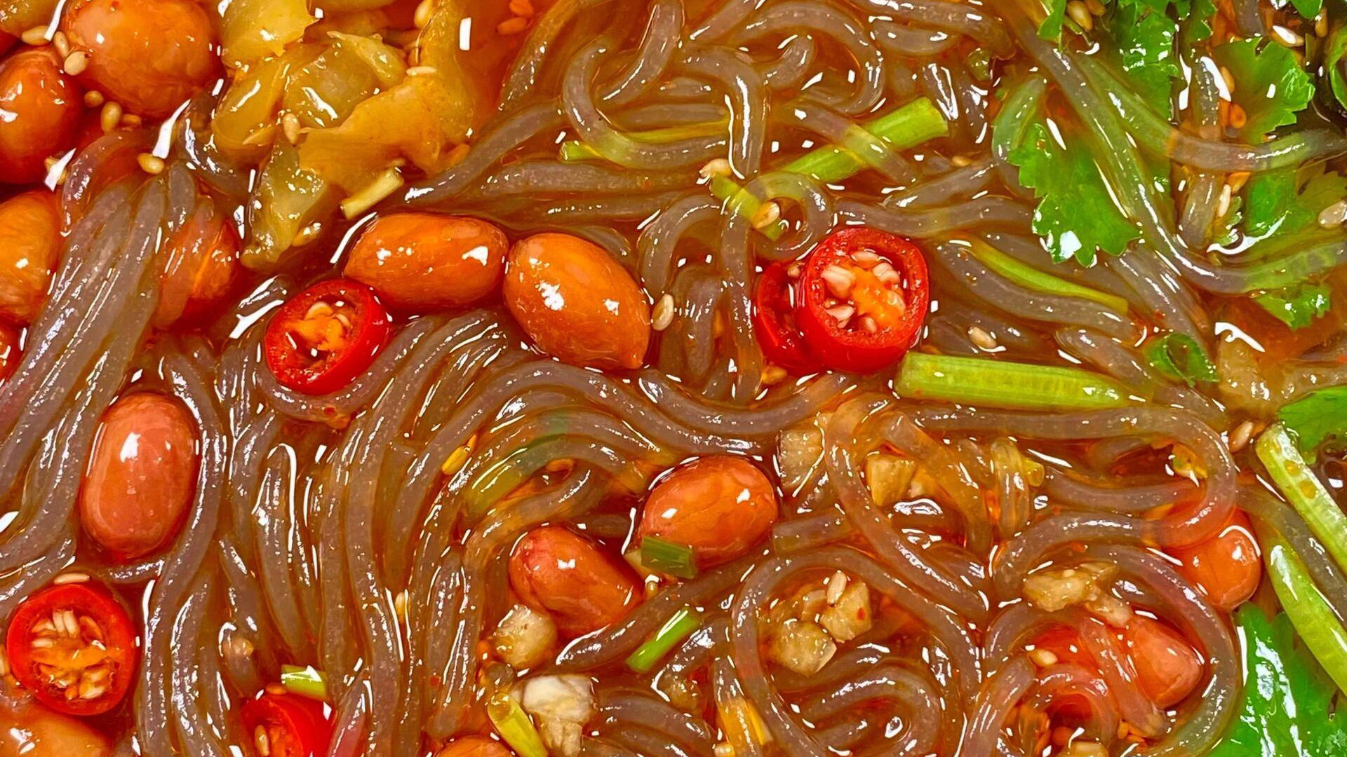 酸辣粉：舌尖上的烟火江湖，一口入魂的市井传奇