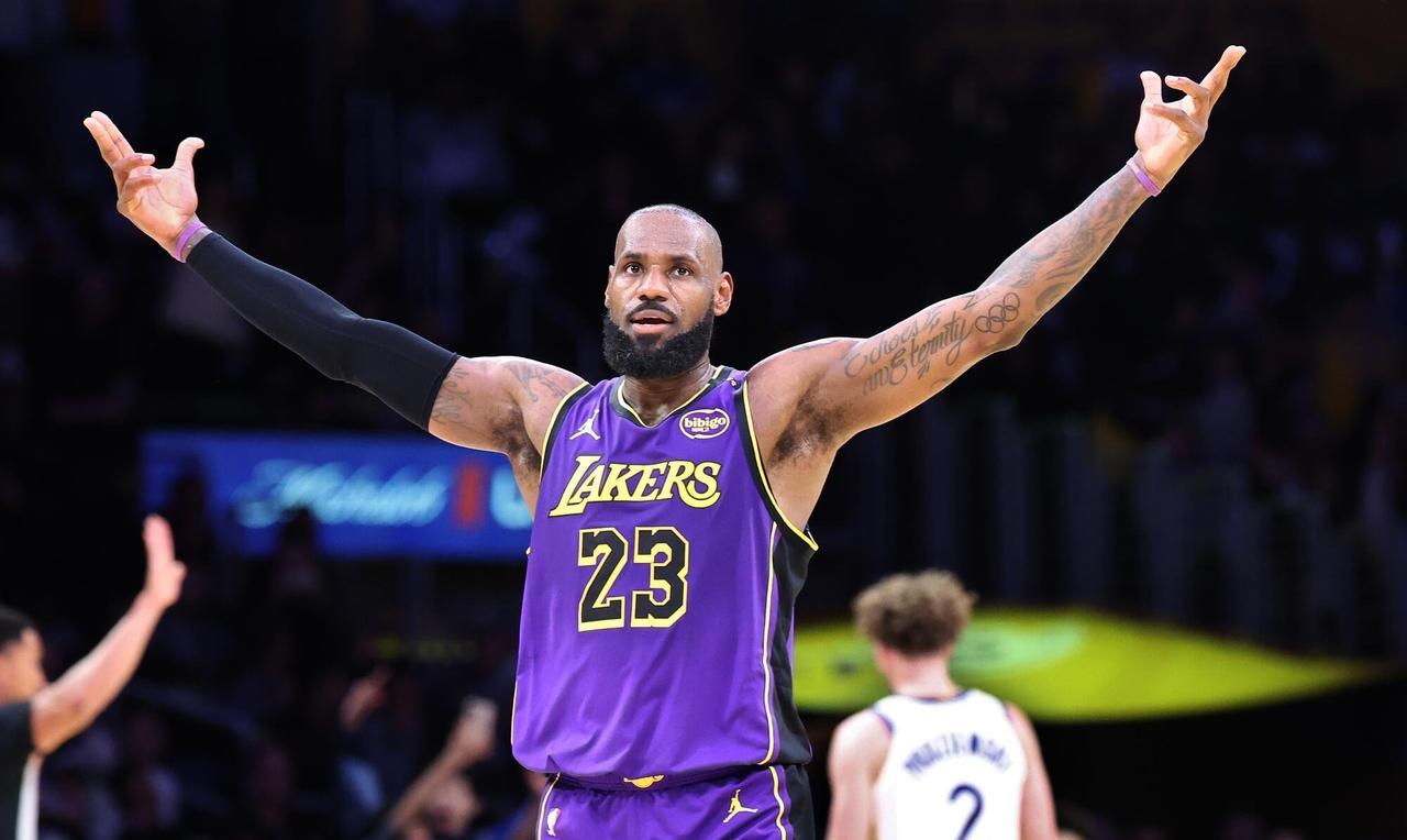 在NBA世界里球迷不会为那些籍籍无名的球员定制标准。
但是对詹姆斯设立如此之高的