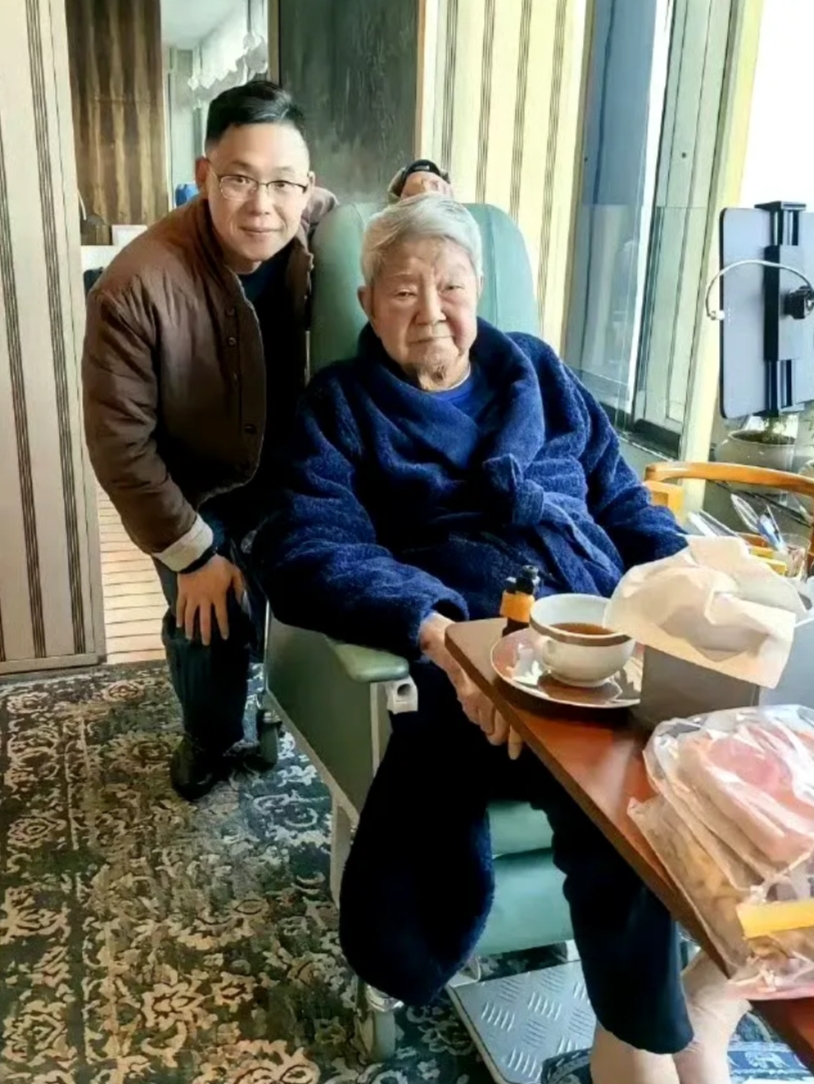 香港“四大才子”之一的83岁的蔡澜，现在快活似神仙，长租香港天价的海景酒店，七八