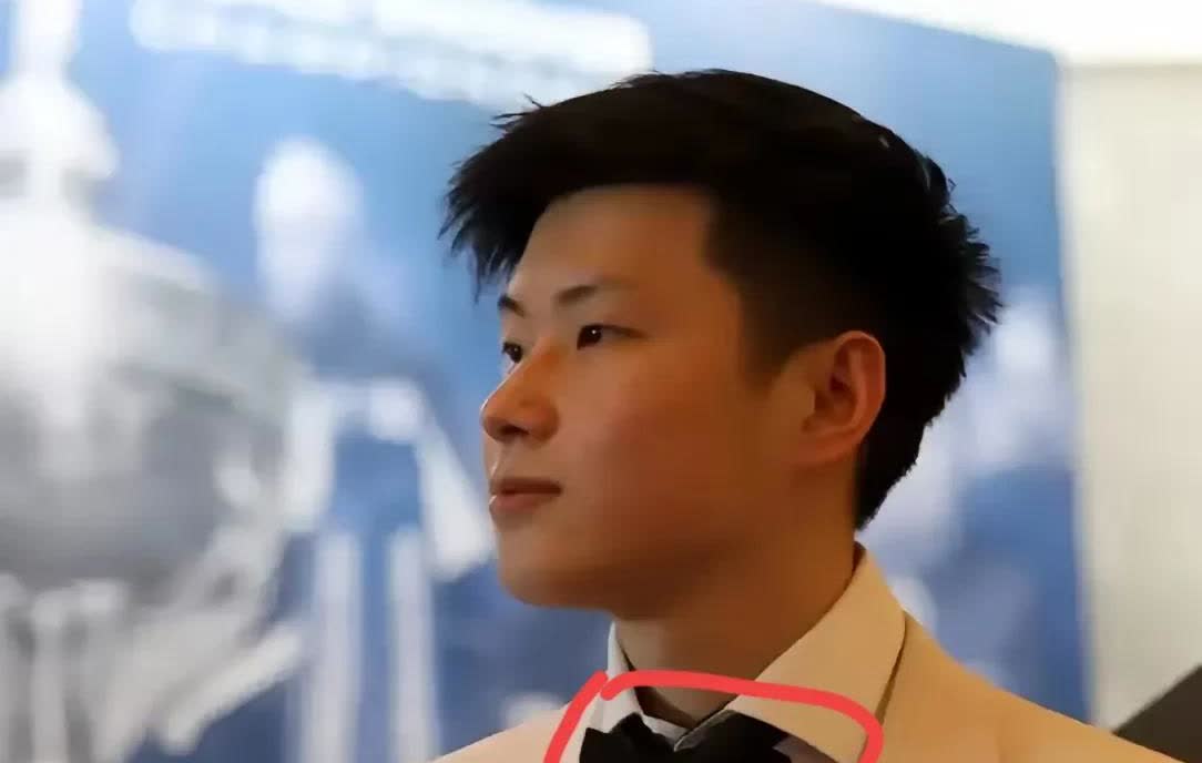 随着比亚迪官宣签下赵心童，赵心童的商业价值开始爆发！

一边是从草根逆袭成全