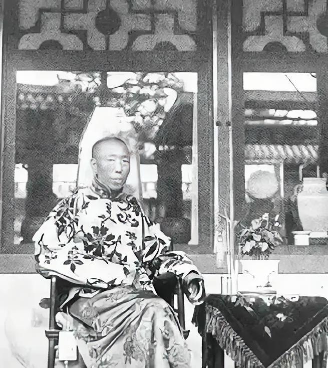 1908年，慈禧太后死后，李莲英便失去了最大的靠山。
那是一个寒冷的冬夜，中南海