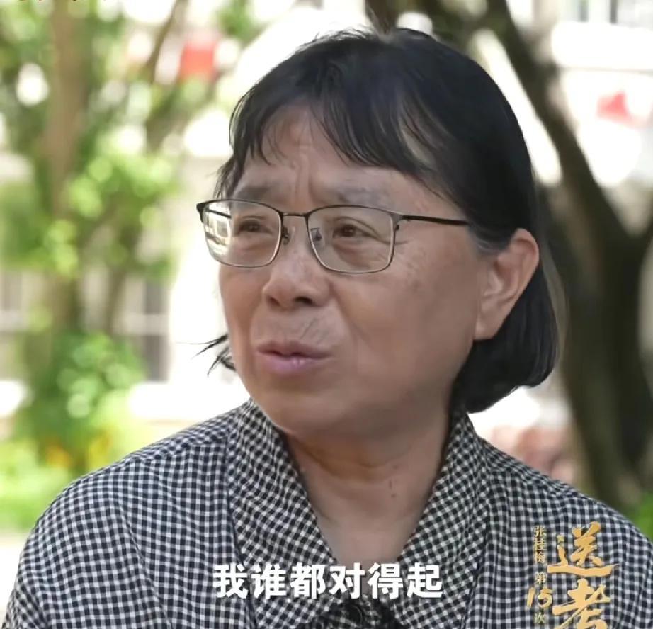 张桂梅说，
我最对不起的人，
不是我的父母，也不是我的哥哥，而是女高的老师。
这