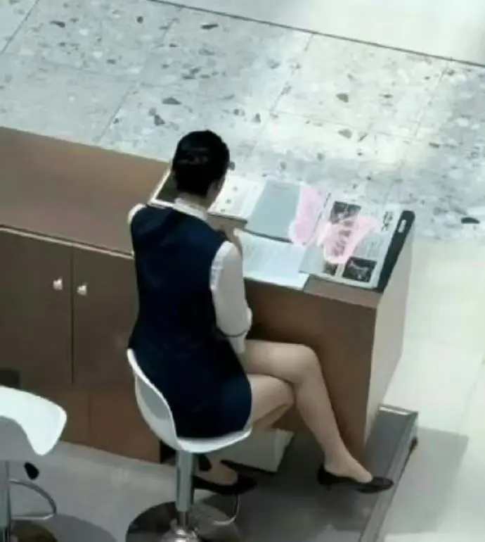 反人类设计，这样的桌子让前台文员怎么伸腿？