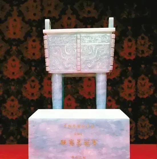 职业的联赛 ，不专业的奖杯！
随着广厦男篮夺得CBA总冠军后，联赛管理层也被推上