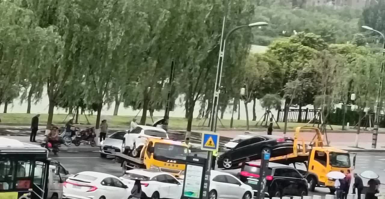 咸阳清渭楼前：
——因车速过快
肇交通事故………

        22