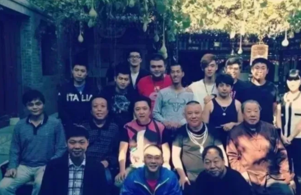 2012年德云社演艺人员在湖广会馆参加演出的这张合影，太有意义了。湖广会馆可不简