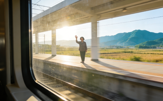 高考前，三叔提着酒瓶来我家发酒疯，妈妈察觉不对劲，送我去住宾馆，临走前低声说：他们是故意要毁你！