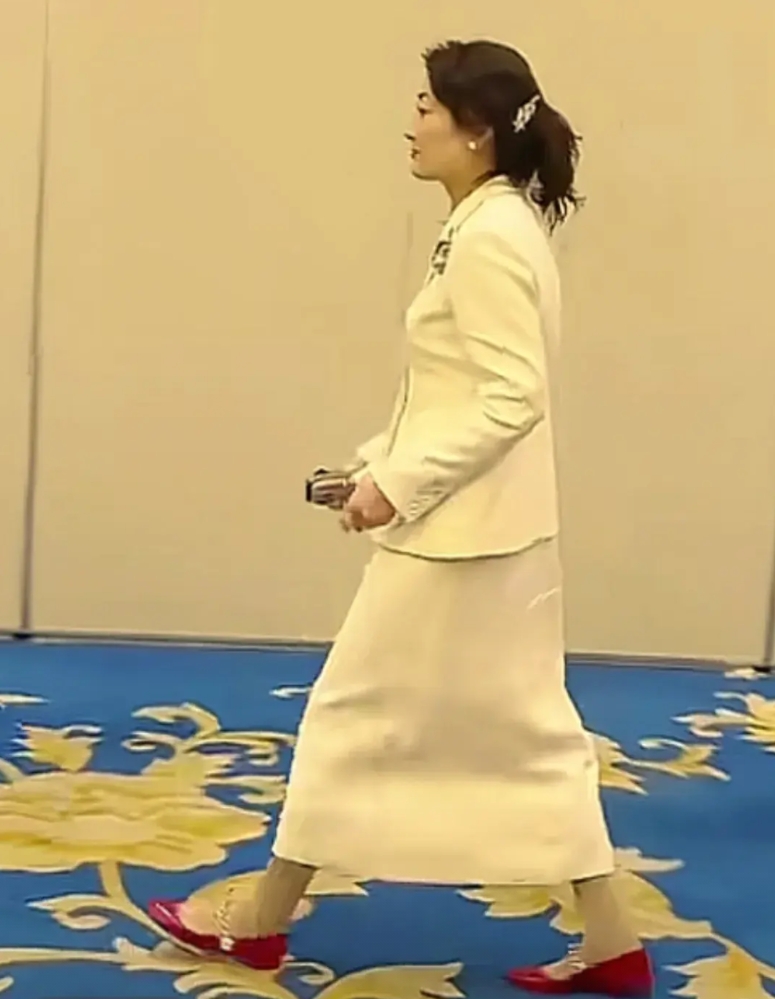 “宗馥莉憋的气比高压锅还稳”，非常欣赏这句话。

宗庆后办的最错的一件事是让杜在