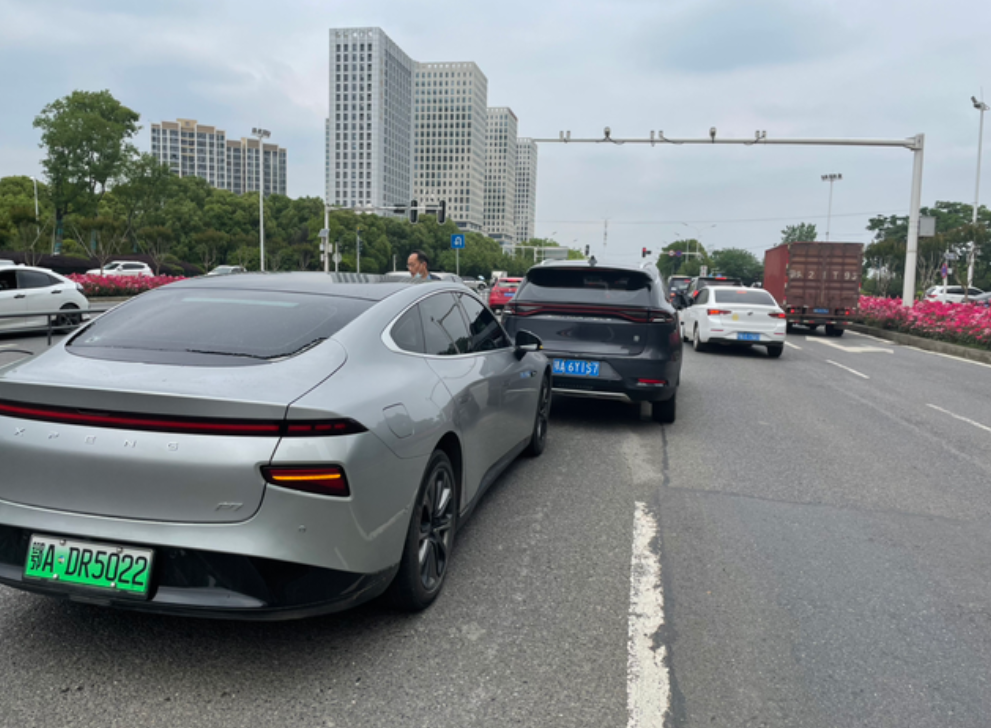 小p真的好脆啊，追尾了一辆唐，p7前杠直接开裂，定损1w+，唐只掉了点油漆