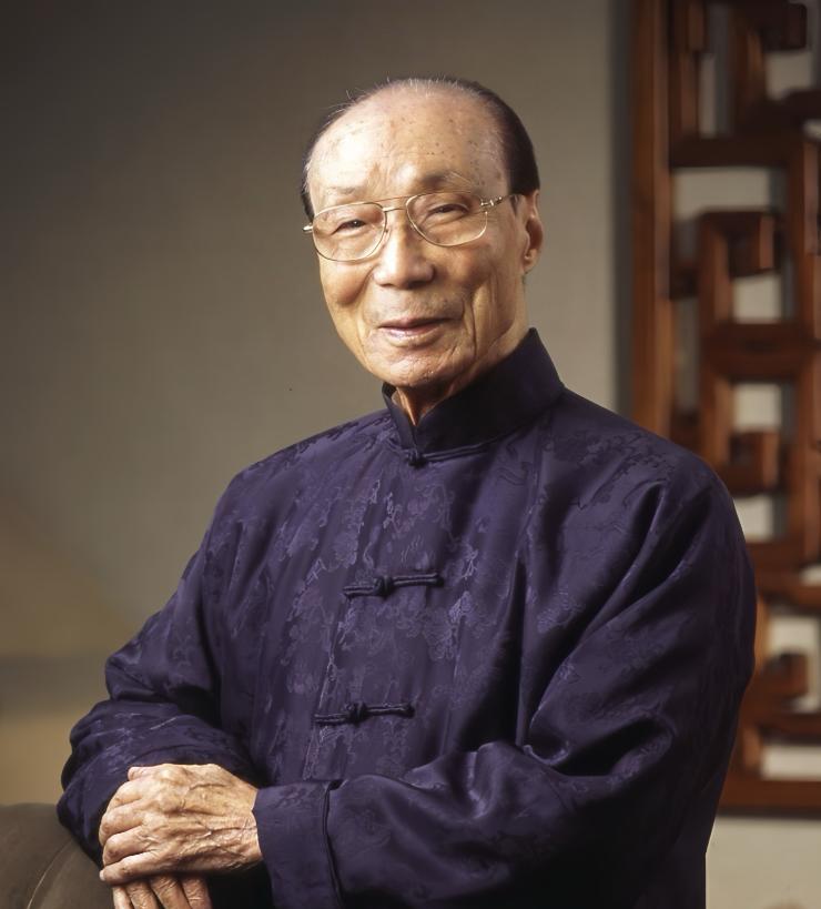 工作到103岁才退休的邵逸夫，活到了107岁才安然辞世，死前，他竟还耳聪目明。显