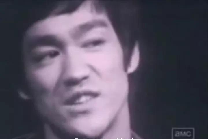 李小龙说要像水一样那是什么样的！
李小龙说：水是无形无相的，
水倒进杯子就成为杯