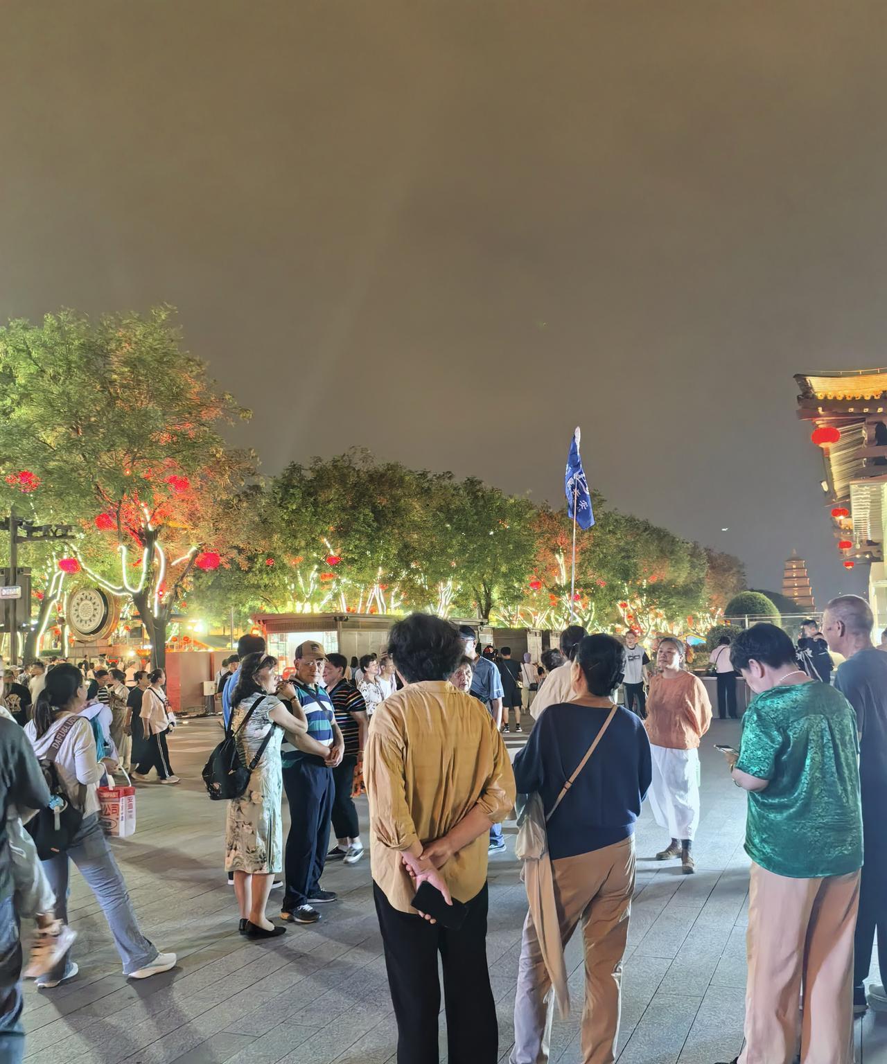 我是陕西人，经常去西安，每次去，如果有时间，就会去大唐不夜城城，特别喜欢那个地方