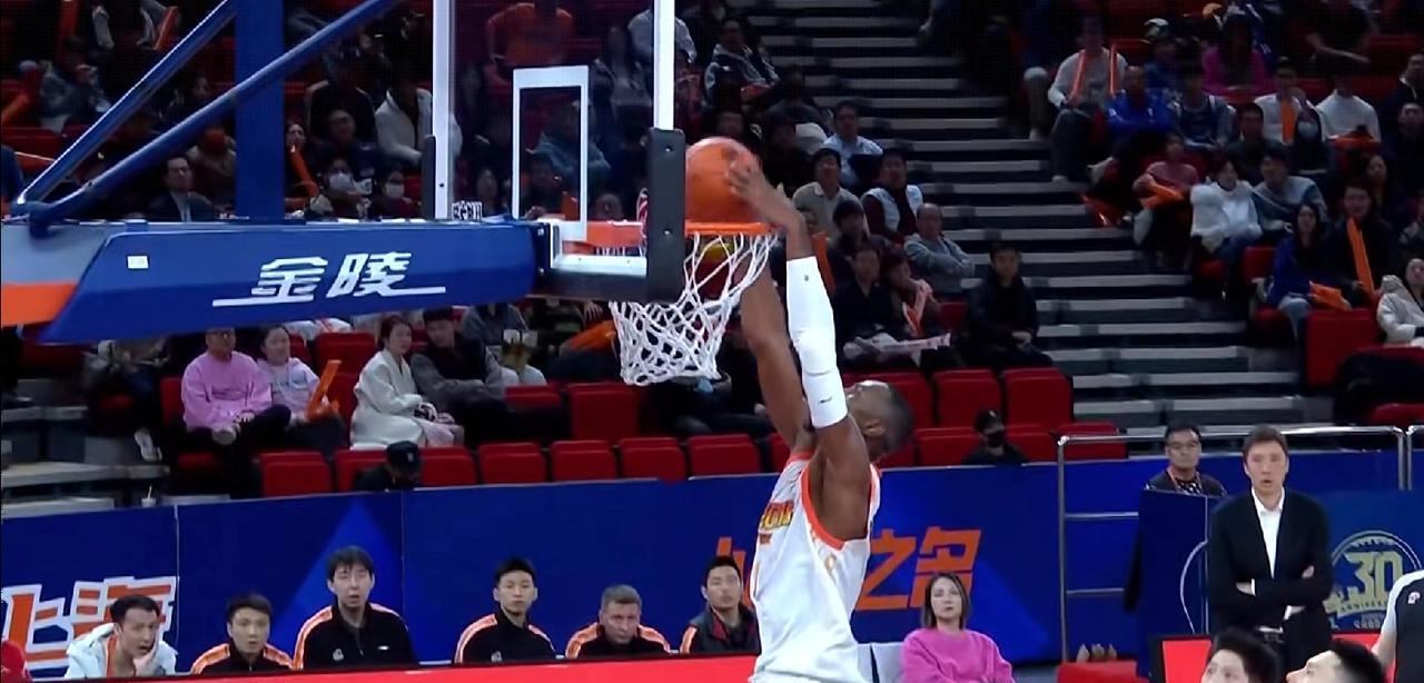 老六庞峥麟灵光闪现，江苏整体低迷负于上海
12月25日晚，CBA常规赛第6轮江苏