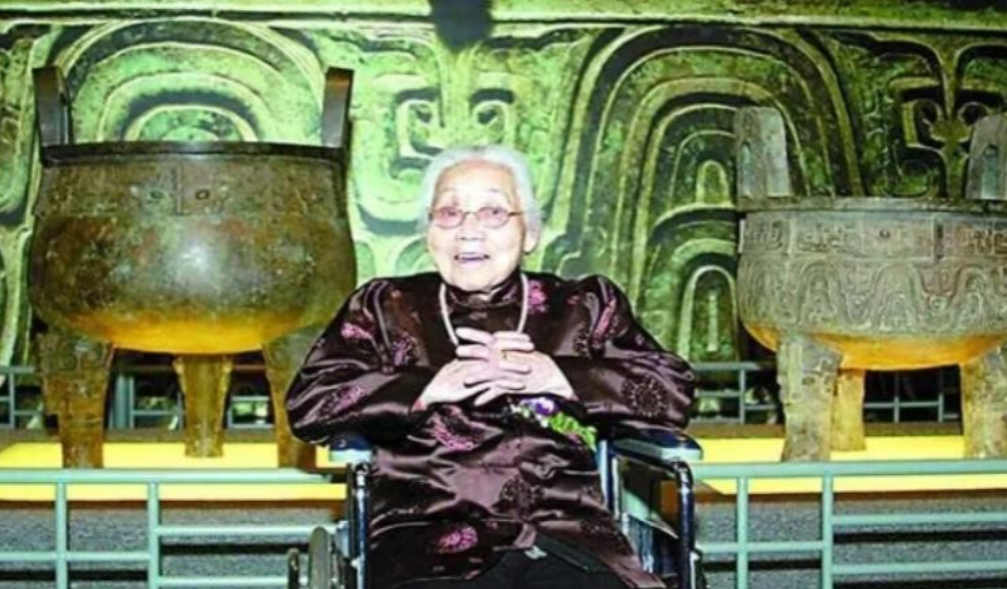 1925年，苏州豪门潘祖年病重。临终前，他支开旁人，只留下20岁的孙媳妇，厚着脸