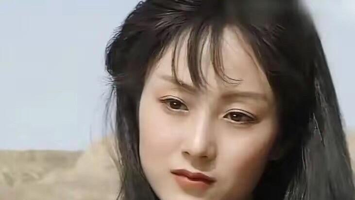 她原本是林黛玉的候选人，只是没有选上去参演。她温婉古典的长相，柳叶眉、樱桃嘴，完