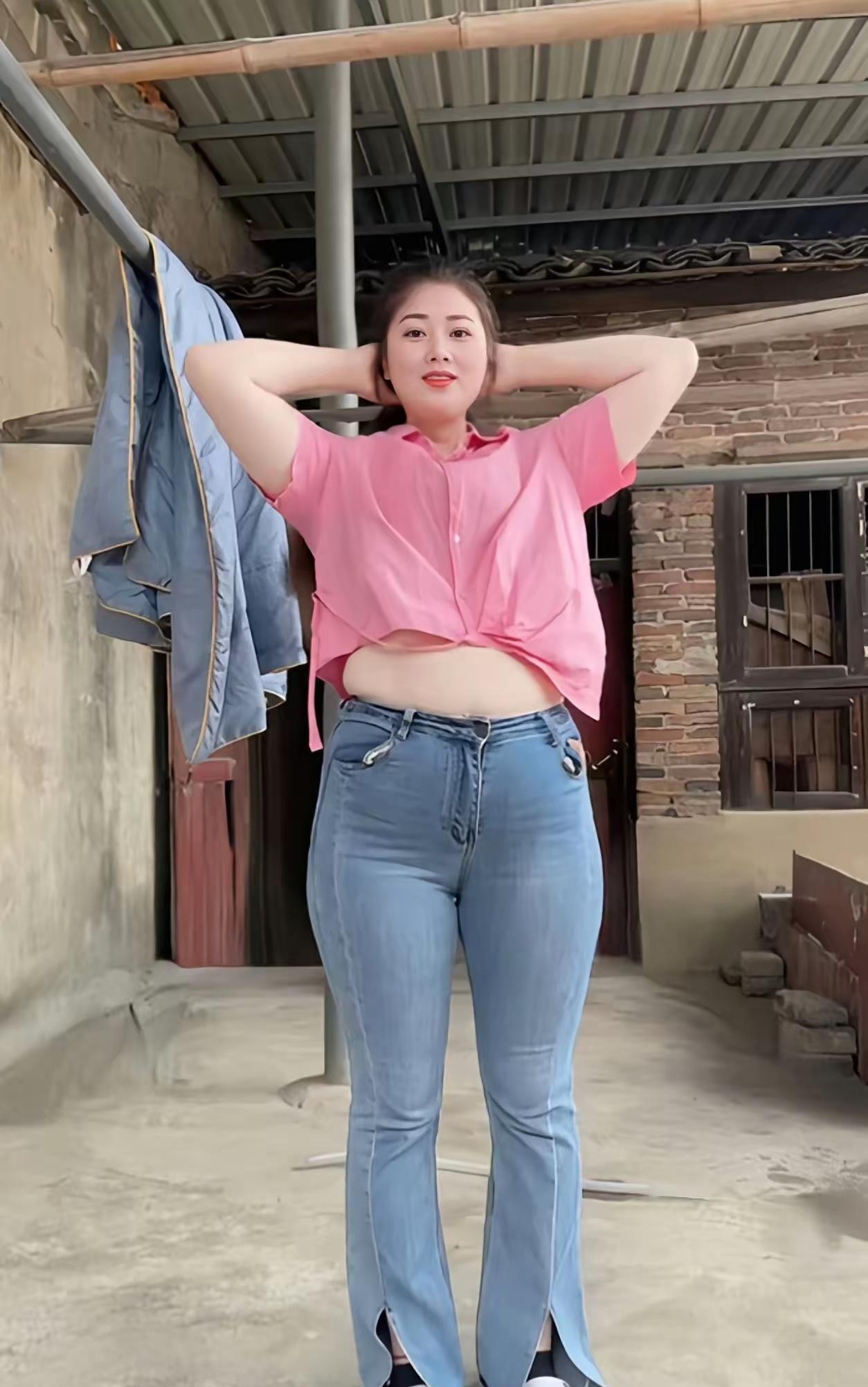 农民工的早晨
晨光熹微，老旧小院被轻轻唤醒。
一位农民工模样的女子伸展着身体，身