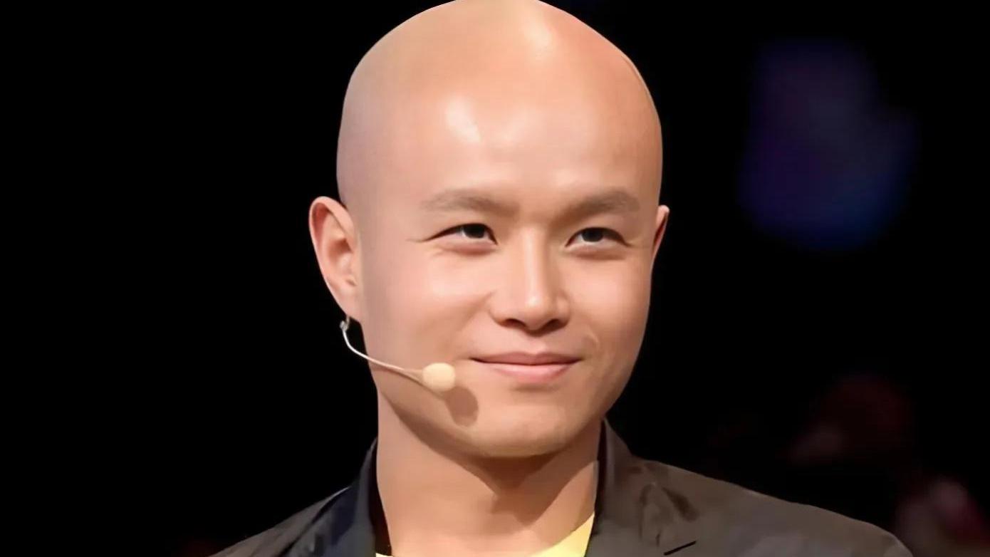 乐嘉云南慢生活近况曝光 遛猛犬坐看手机 半百人生自得其乐