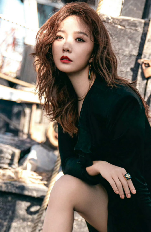 王珞丹质感大片，黑色开叉长裙，超性感的，nice！