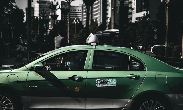 为什么大家现在宁愿等网约车，也不坐出租车？一位网友愤怒地
表示：太坑了，害我多掏